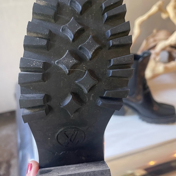 Authentic Louis Vuitton black  patent boots .Comes with box and dust bags .. - Picture 4 of 4